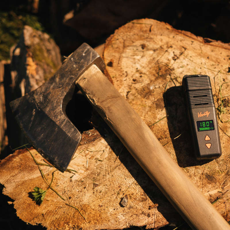 Storz & Bickel Venty - Unsere Erfahrung mit dem Venty! - Bild des Vaporizers neben einem Axtkopf auf Holz