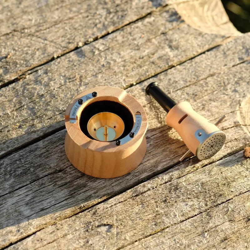 Vaporizen auf höchstem Niveau: Der INHALE Vapman Click - Holzvaporizer mit Zubehör auf rustikalem Tisch