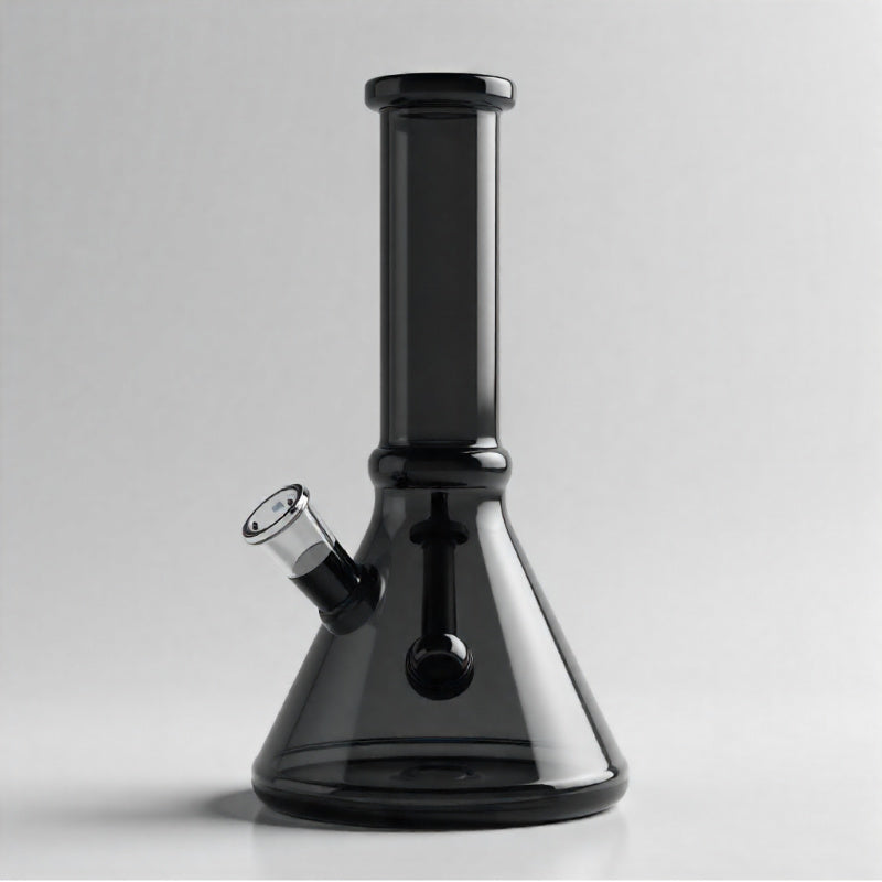 Spritzendes Wasser auf dunklem Hintergrund, symbolisiert Reinheit und Frische für unser Dampferlebnis.