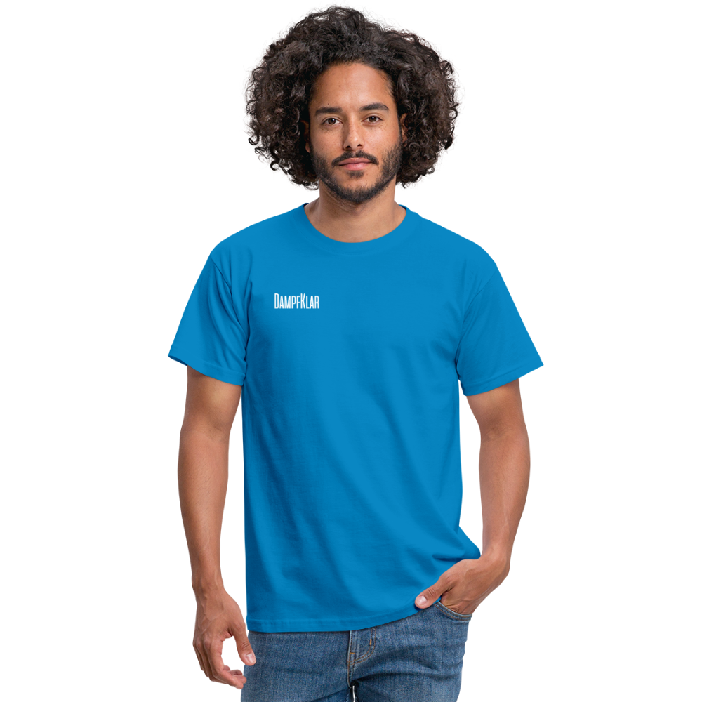 Männliches Model trägt ein hochwertiges, blaues T-Shirt mit dem Aufdruck "DAMPEKAR".