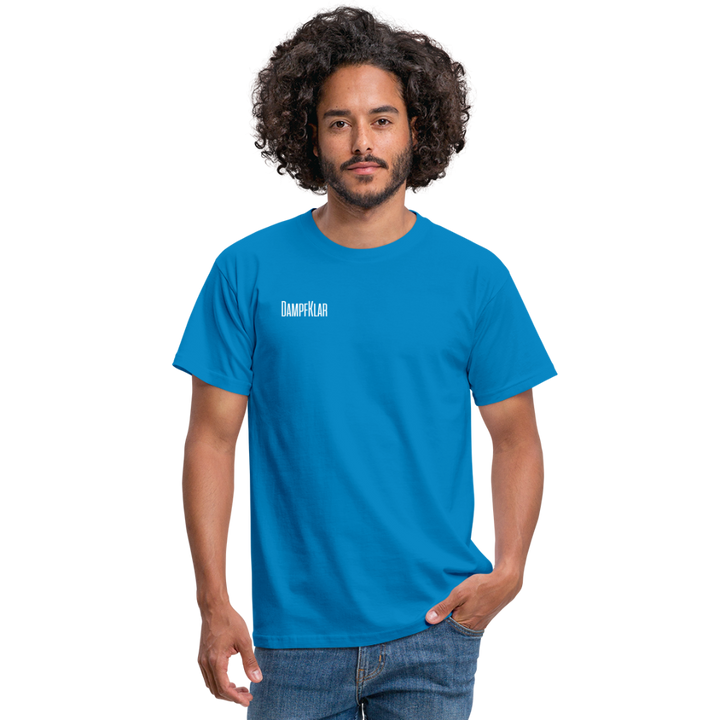 Männliches Model trägt ein hochwertiges, blaues T-Shirt mit dem Aufdruck "DAMPEKAR".