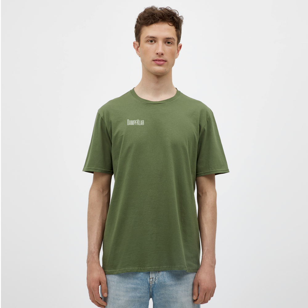 Männliches Model in olivgrünem T-Shirt mit zeitloser Passform und klassischem Design.