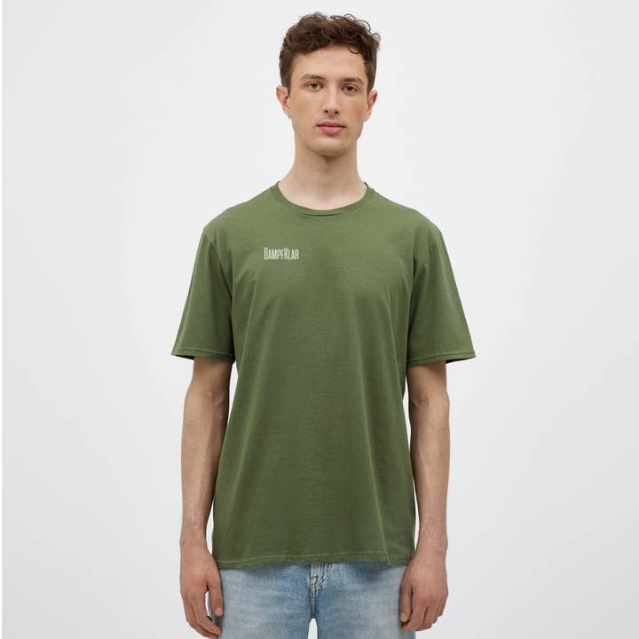 Männliches Model in olivgrünem T-Shirt mit zeitloser Passform und klassischem Design.