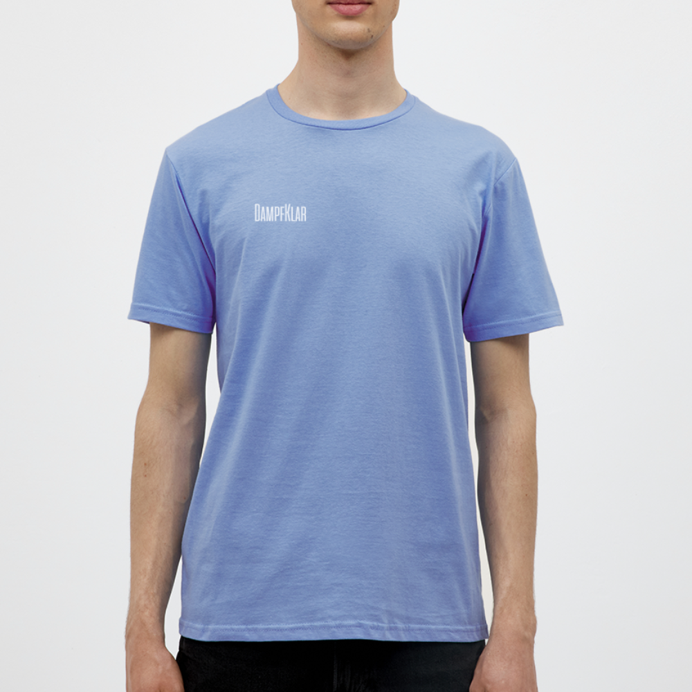 Männliches Model trägt ein blaues T-Shirt mit DAMPFKLAR Aufdruck, vor neutralem Hintergrund.