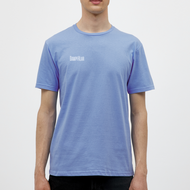 Männliches Model trägt ein blaues T-Shirt mit DAMPFKLAR Aufdruck, vor neutralem Hintergrund.