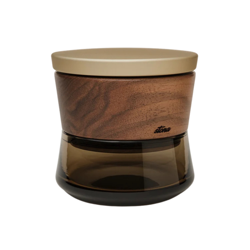 STONA Grinder mit elegantem Design aus Holz und Glas für präzises Mahlen von Kräutern und Blüten.