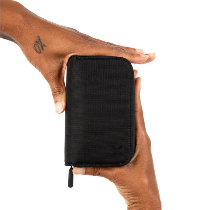 PAX - Geruchssichere Tasche (Pocket) in der Hand, schützend und kompakt für unterwegs.