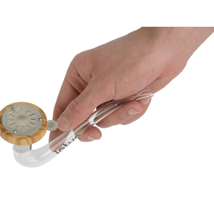 Lotus Vaporizer Kit in der Hand, zeigt das einzigartige Design und die Flammenheizung für aromatisches Verdampfen.