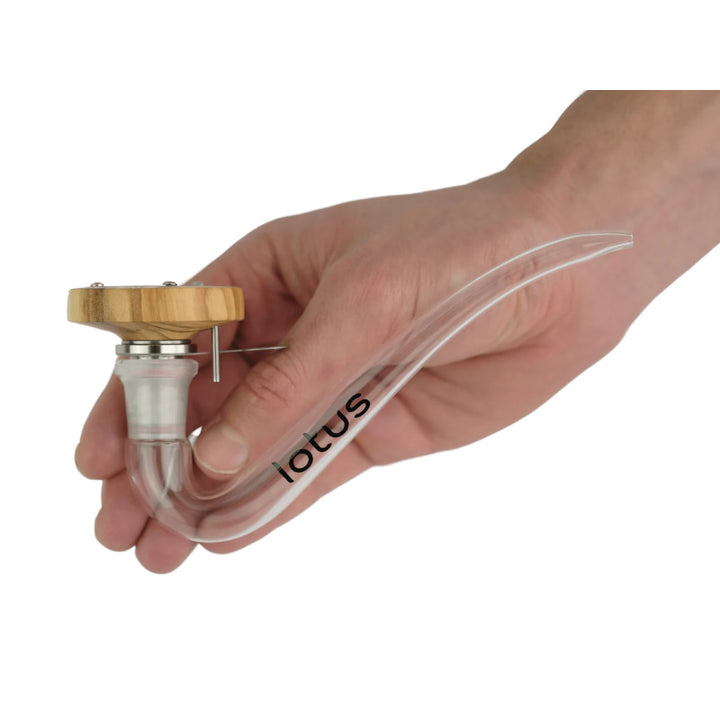 Lotus Vaporizer Kit in der Hand, einzigartiges Design mit Flammenheizung für intensives Verdampfungserlebnis.