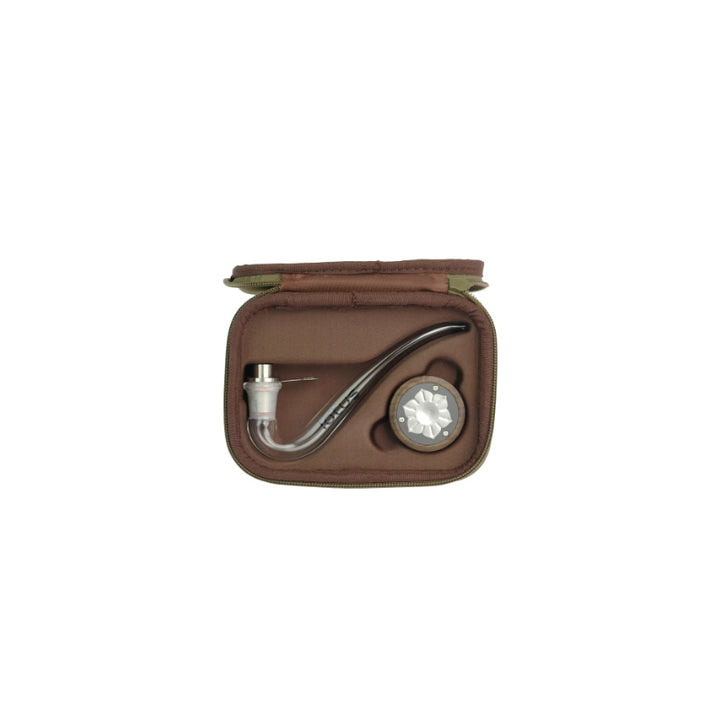 Lotus Vaporizer Kit in einer braunen Tasche, bestehend aus Flammenheizung und Zubehör für aromatisches Verdampfen.
