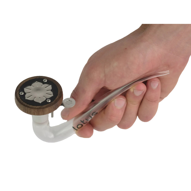Lotus Vaporizer Kit in der Hand, mit Holz- und Glaselementen für intensives Dampferlebnis.