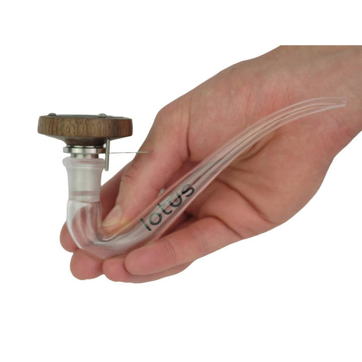 Lotus Vaporizer Kit in der Hand, einzigartiges Design und effiziente Flammenheizung für intensives Verdampfungserlebnis.