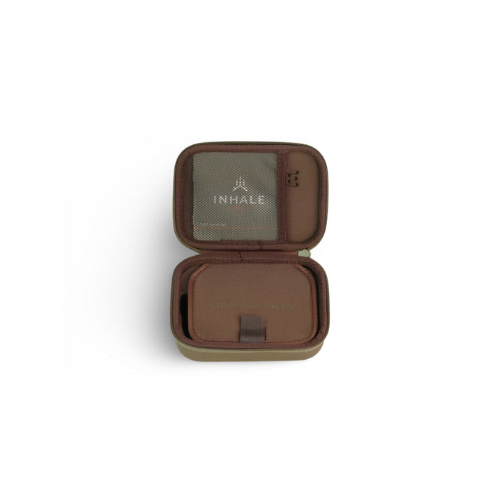 Lotus Vaporizer Kit – braune Aufbewahrungstasche mit Innenfächern und Logo, perfekt für unterwegs.
