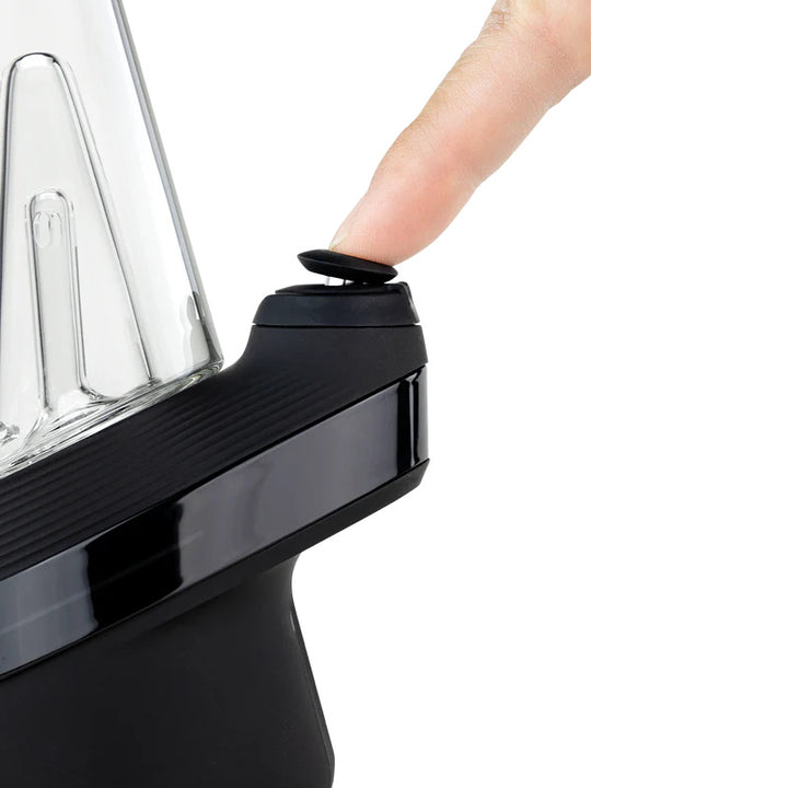 Detailansicht des Puffco New Peak - Onyx mit Finger auf der Joystick-Kappe für Temperaturkontrolle.