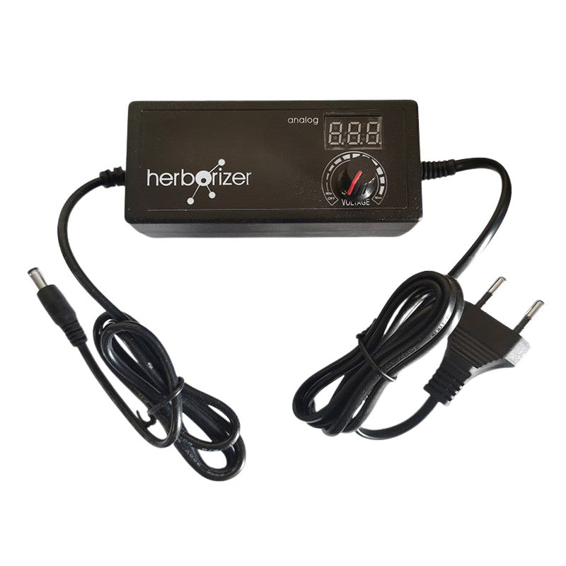 Herborizer XL System Ice Tube Steuergerät mit digitaler Anzeige und zwei Kabeln für stationäre Vaporizer.