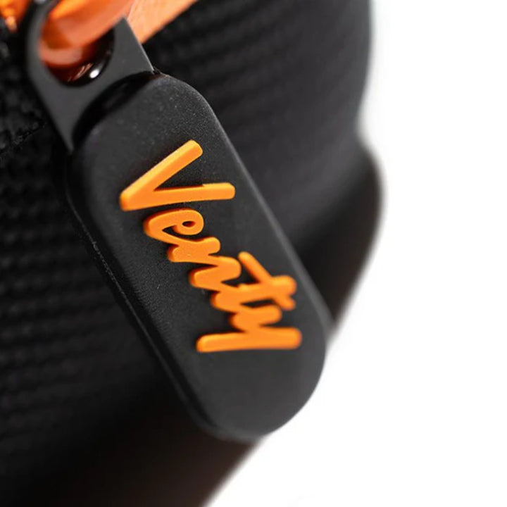 Detailaufnahme des Zippers mit dem Venty-Logo auf einem Koffer für den Venty Vaporizer.