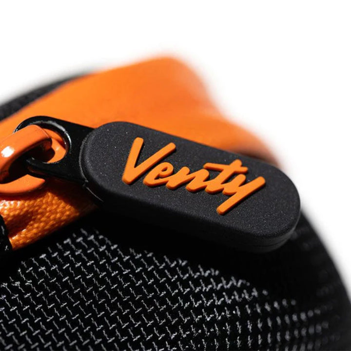 Nahaufnahme des Venty Cases mit schwarzem und orangefarbenem Reißverschluss. Ideal für Venty Vaporizer.
