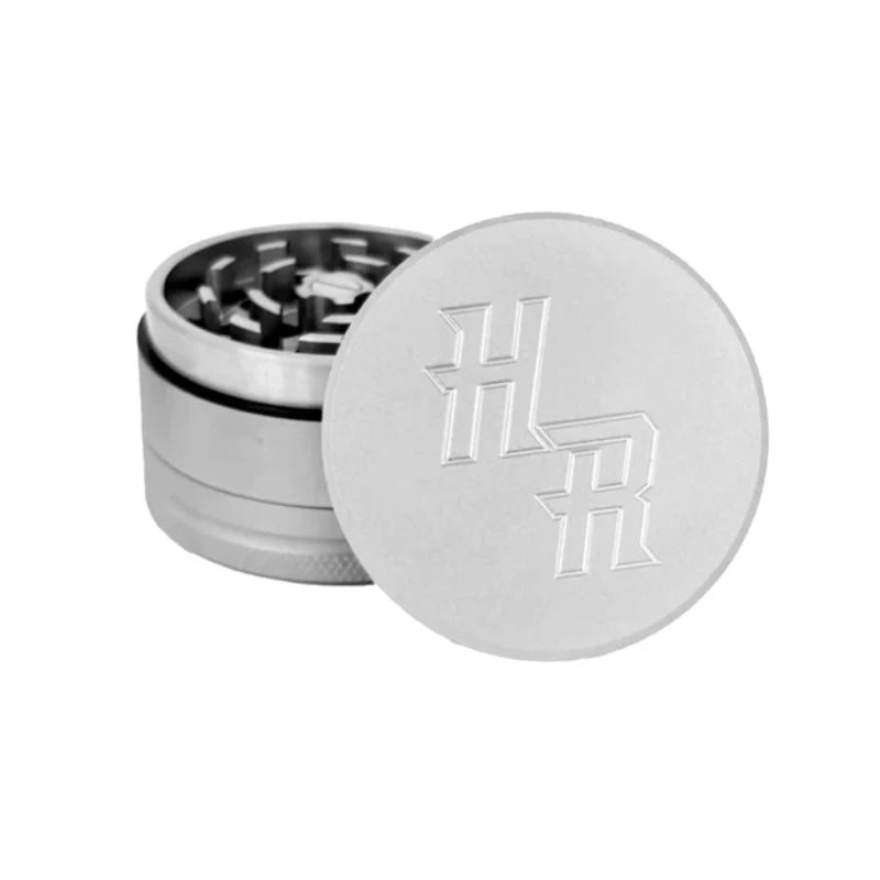 The Ripper XL Edelstahl-Grinder mit abgenommenem Deckel und sichtbaren Schneidezähnen