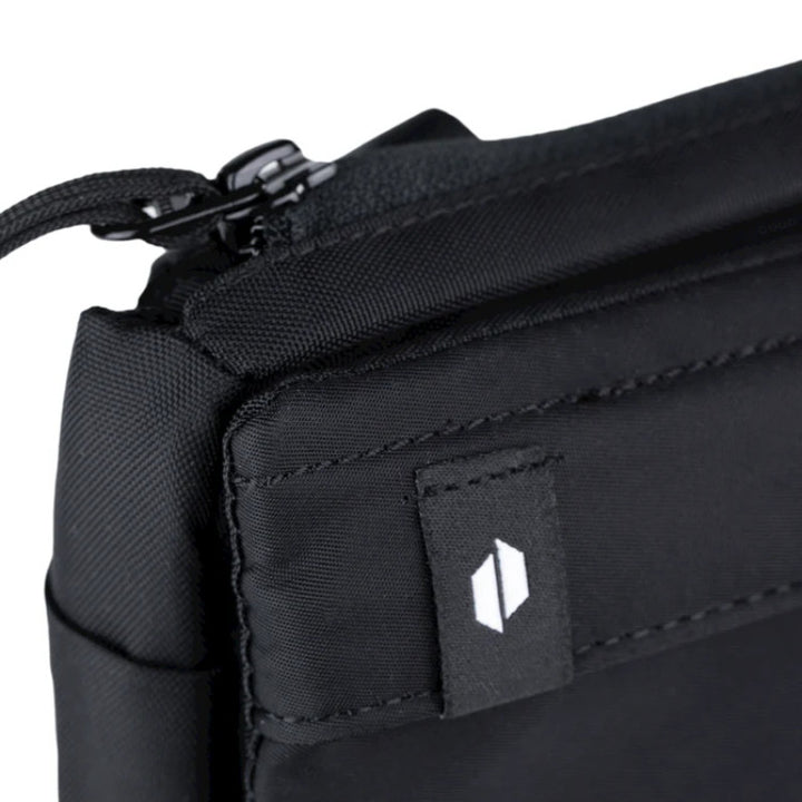 Detailansicht des Proxy Travel Bag mit Reißverschluss und modernem Design.